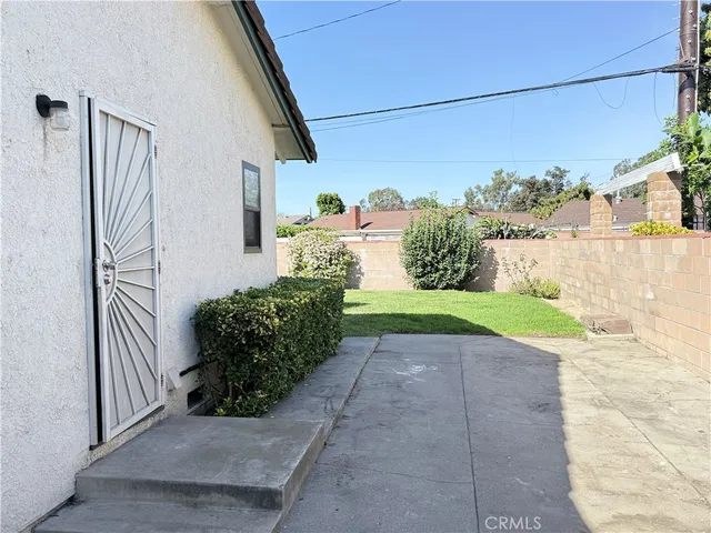 a view of a back yard of the house
