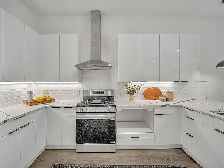 631 North Tyler Street, Unit 202 Dallas, TX 75208 - Photo 11 of 19 a kitchen with granite countertop a stove and a sink