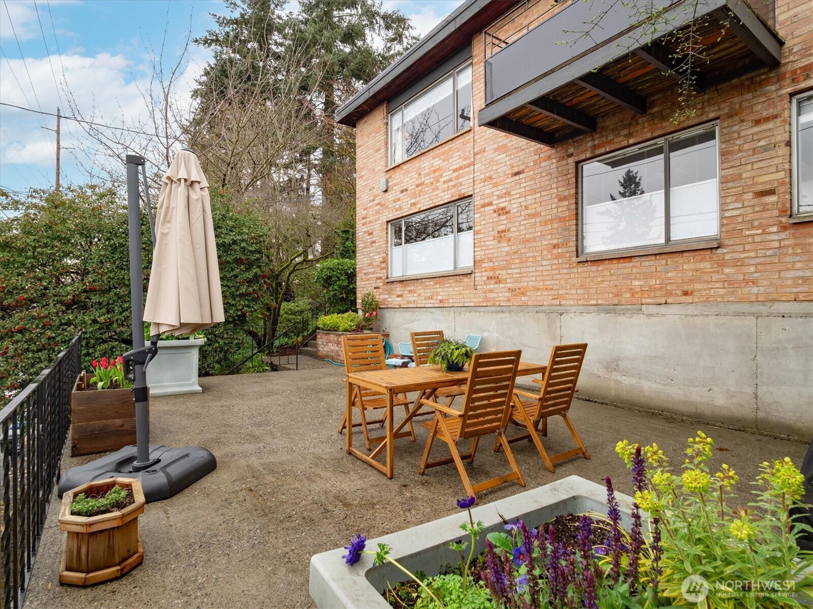 5638 3rd Avenue Northwest Seattle, WA 98107 - Photo 5 of 40 a view of a chairs and table in backyard
