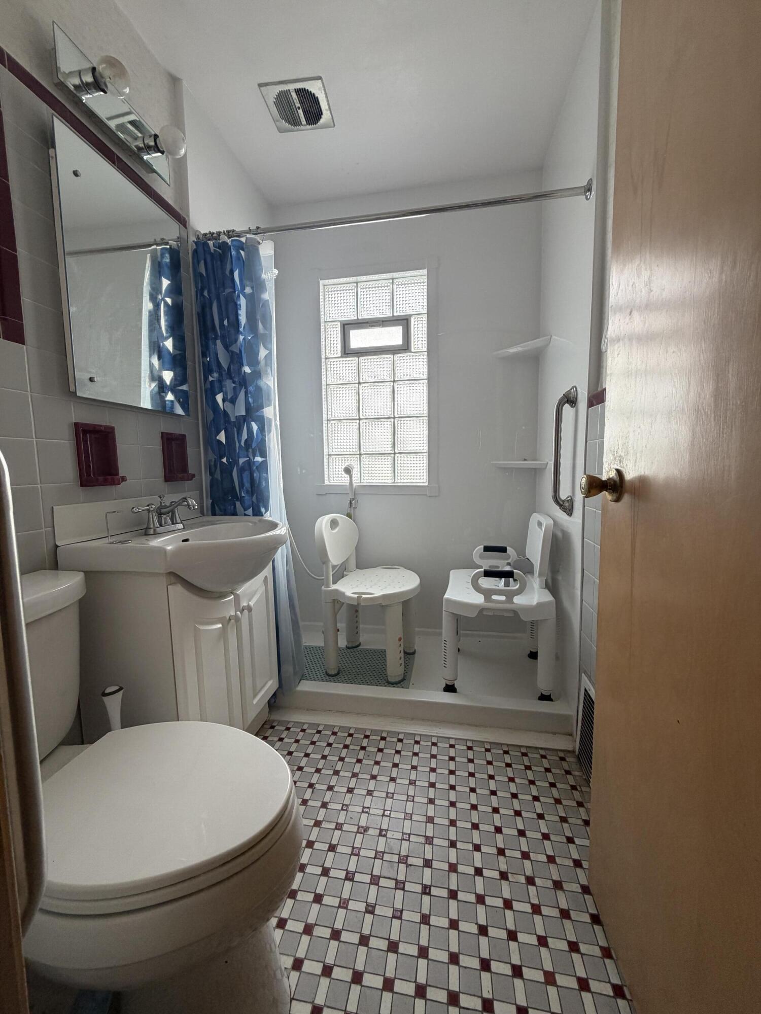 7203 West Hampton Avenue Milwaukee, WI 53218 - Photo 10 of 19 IMG_1995