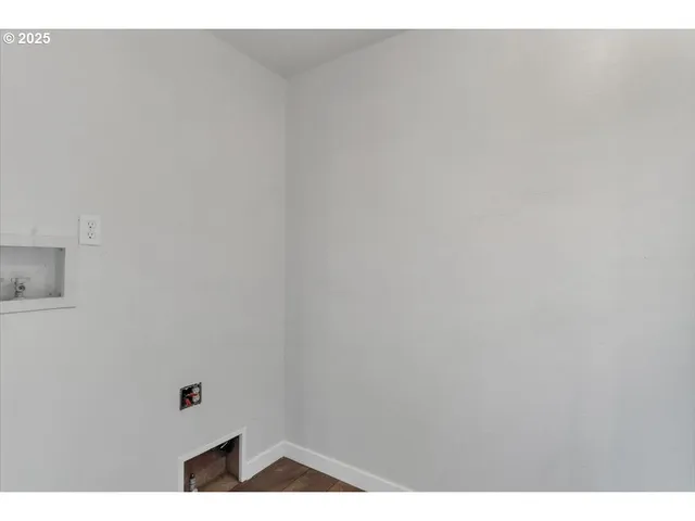a picture of wall with cabinets