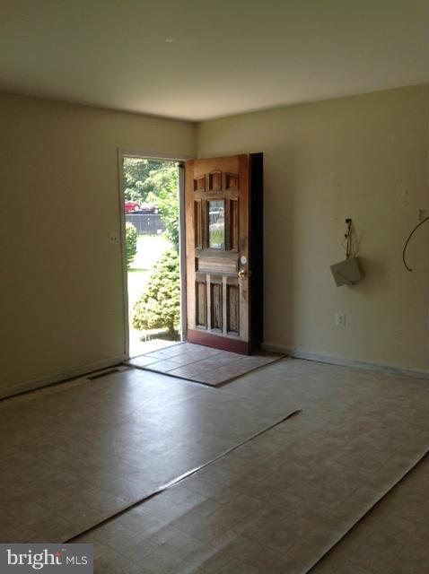8175 Solley Road Pasadena, MD 21122 - Photo 2 of 15 Front entry-way