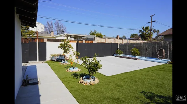 a view of a house with a backyard