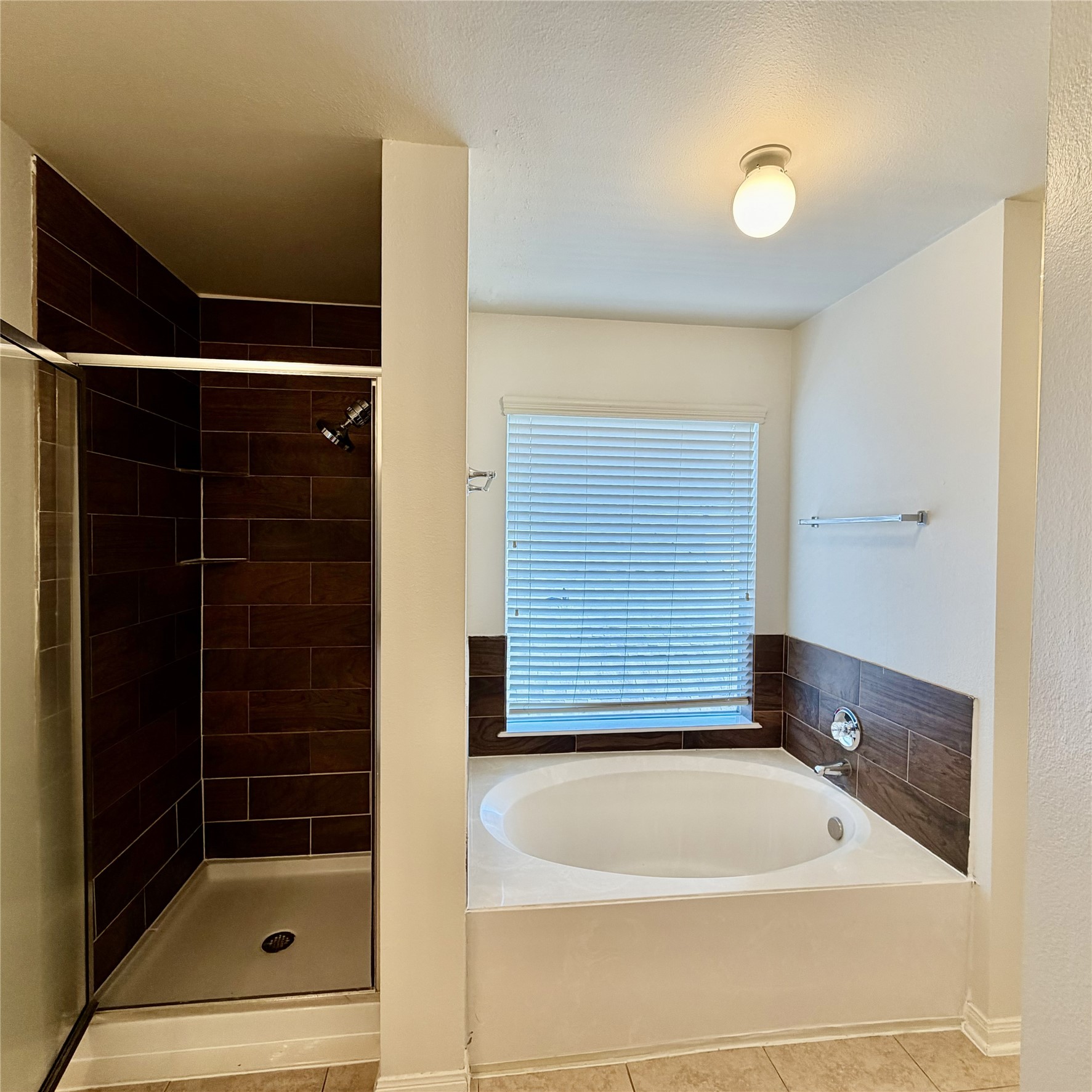 12219 Winderwick Lane Houston, TX 77066 - Photo 26 of 36 a bathroom with a tub