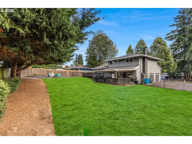 a view of a house with backyard and garden