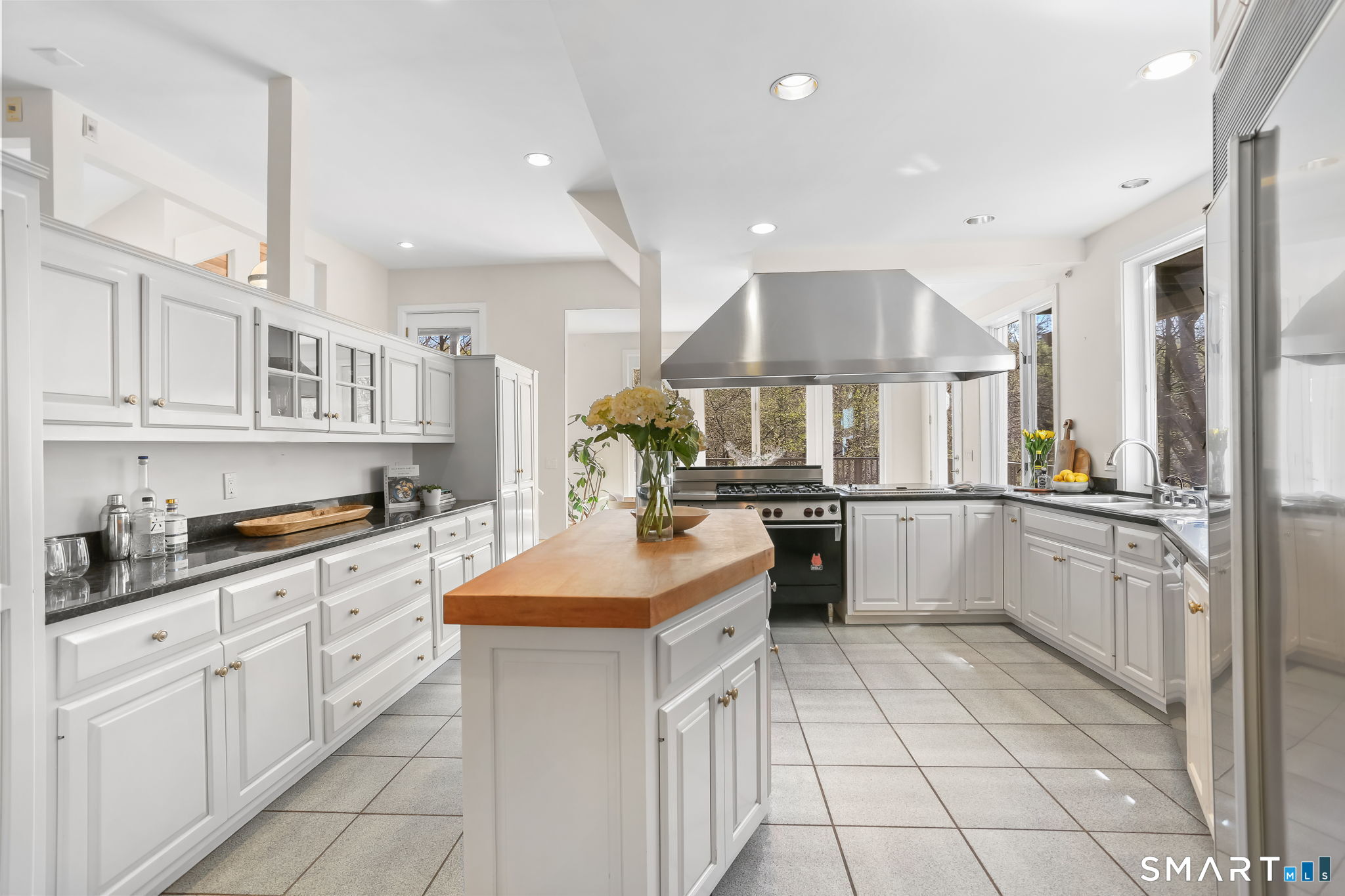 32 Buttonball Lane Weston, CT 06883 - Photo 11 of 37