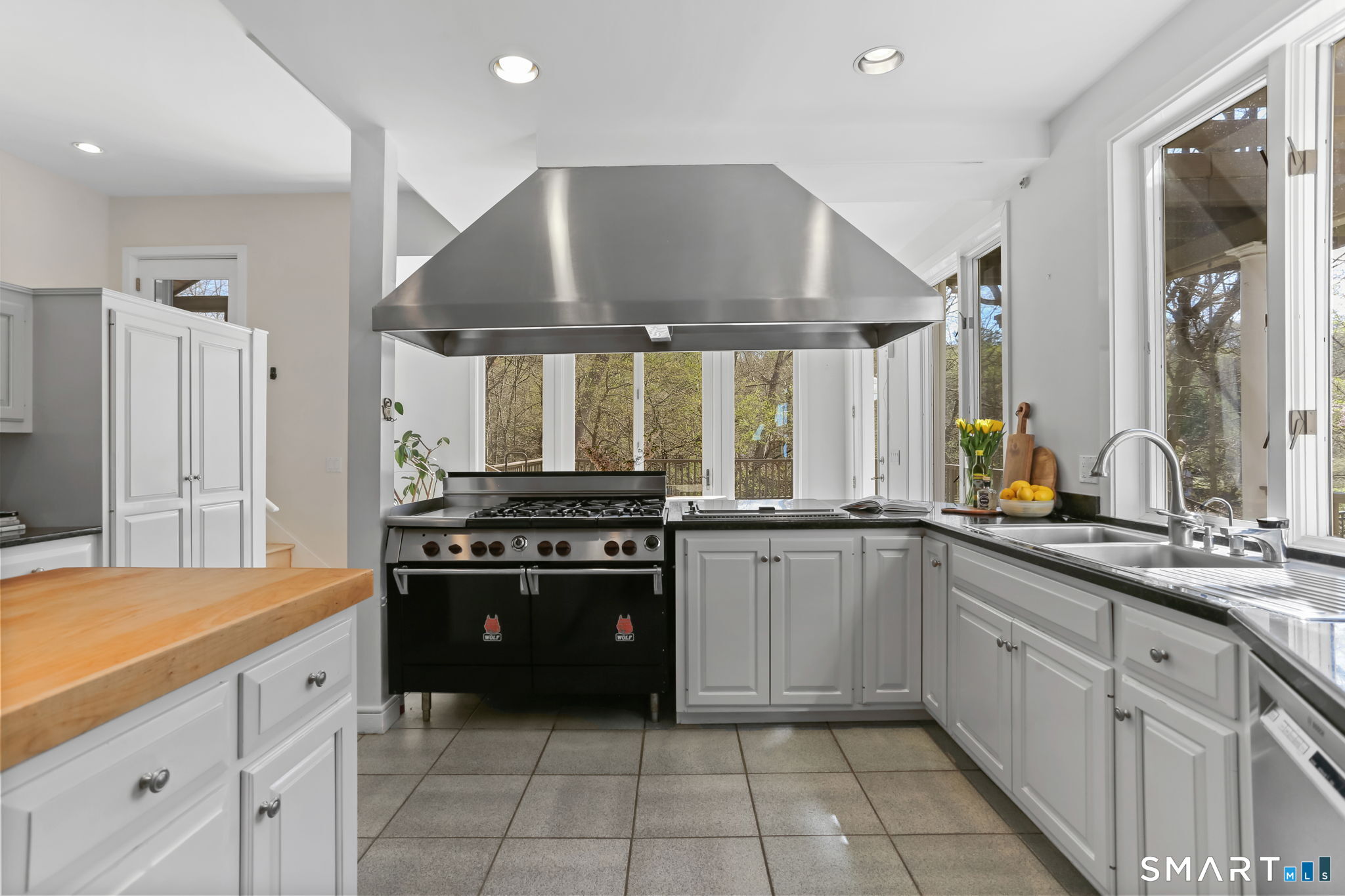 32 Buttonball Lane Weston, CT 06883 - Photo 13 of 37