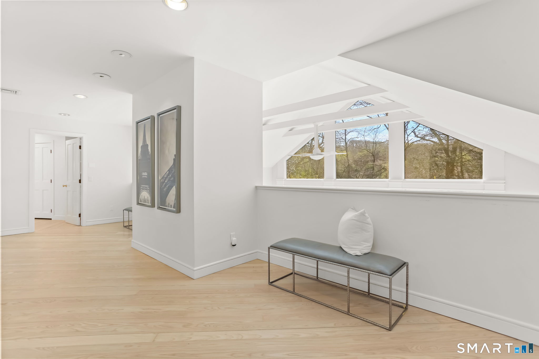 32 Buttonball Lane Weston, CT 06883 - Photo 27 of 37 2nd floor hallway