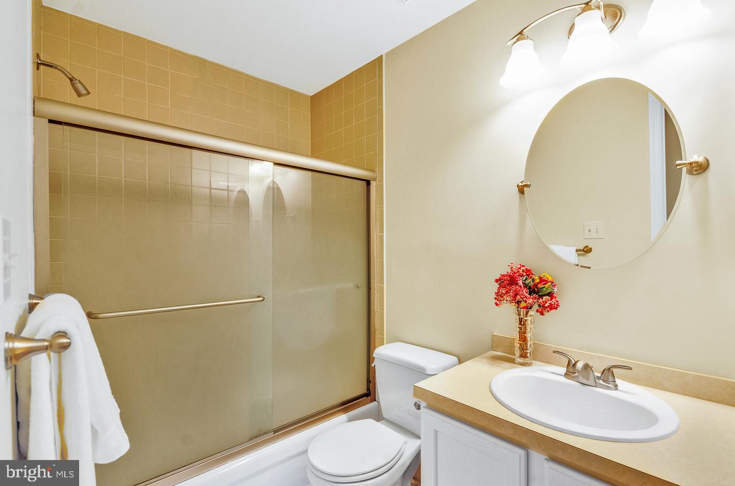 46 Equestrian Lane Cherry Hill, NJ 08003 - Photo 38 of 57 2nd bedroom suite bath