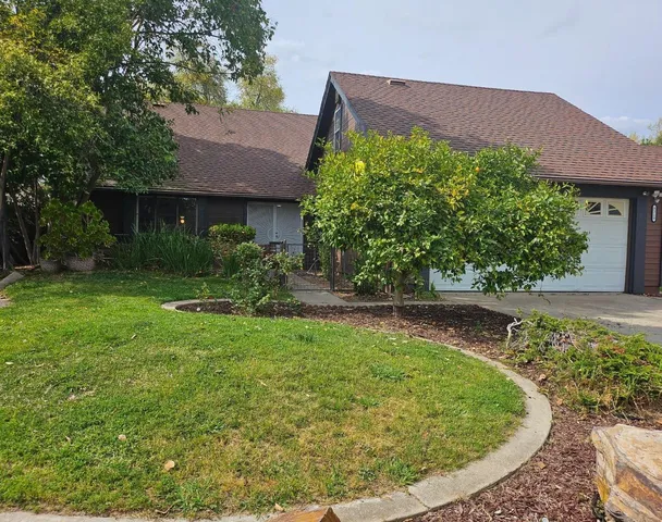 a view of a house with a yard