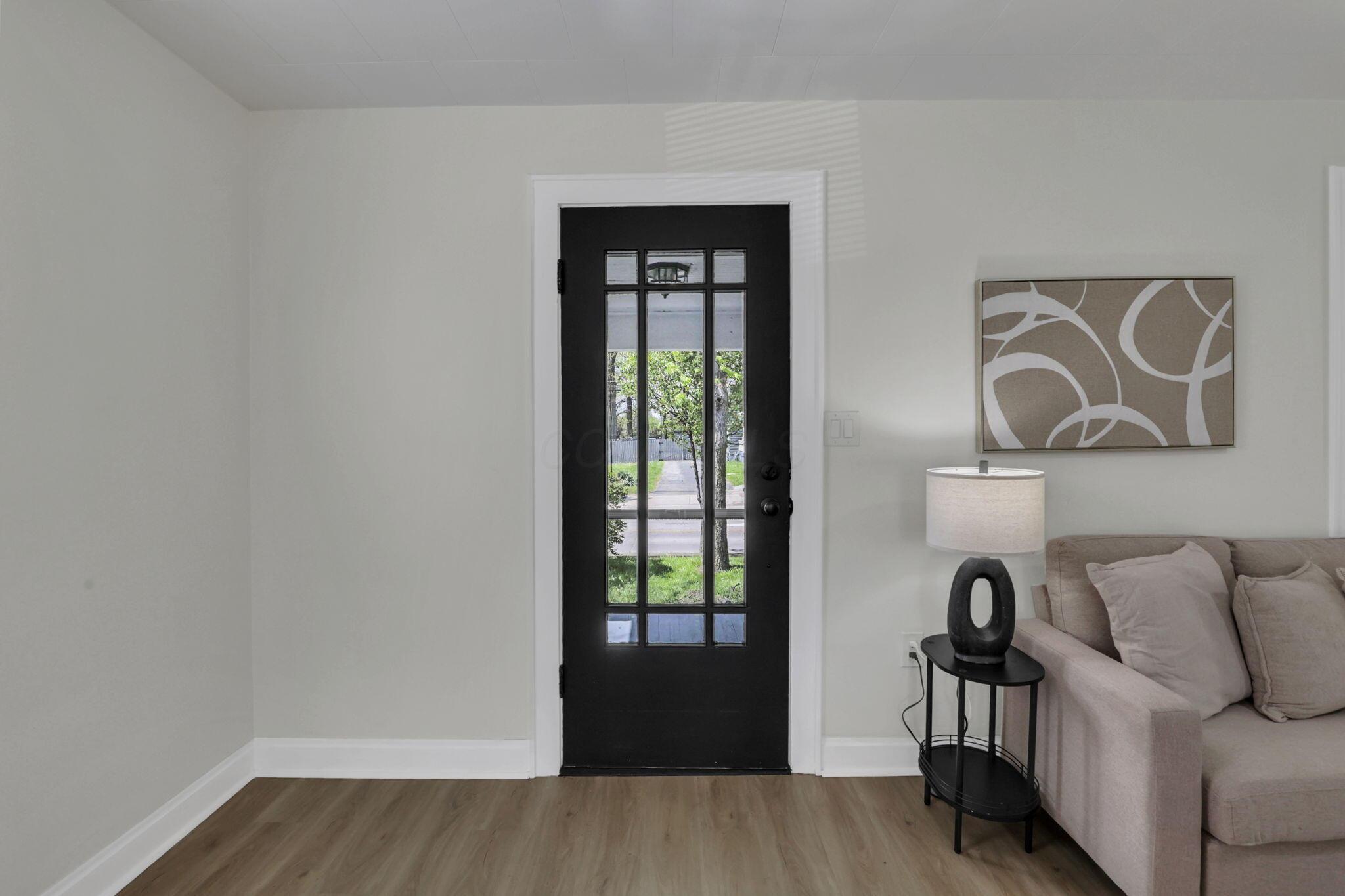800 South Yearling Road Columbus, OH 43213 - Photo 8 of 57 Interior of front door