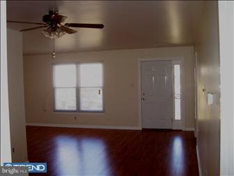 105 Brookdale Place Clementon, NJ 08021 - Photo 2 of 6 Living Room