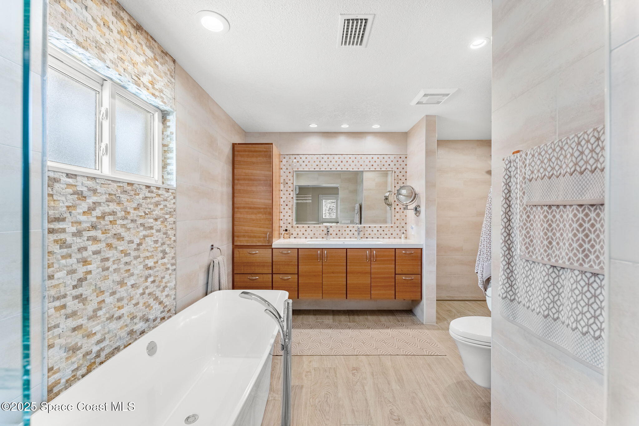 610 Mango Drive Melbourne Beach, FL 32951 - Photo 15 of 38 31-web-or-mls-DSC06952-HDR