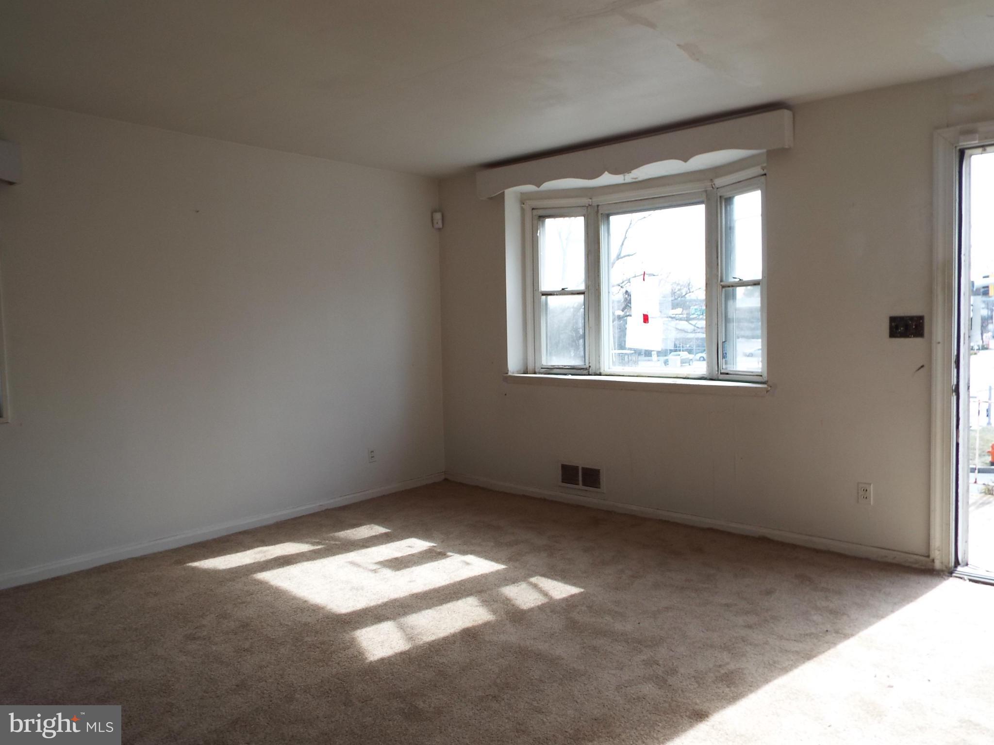 5400 Addington Road Baltimore, MD 21229 - Photo 4 of 13 Living Room