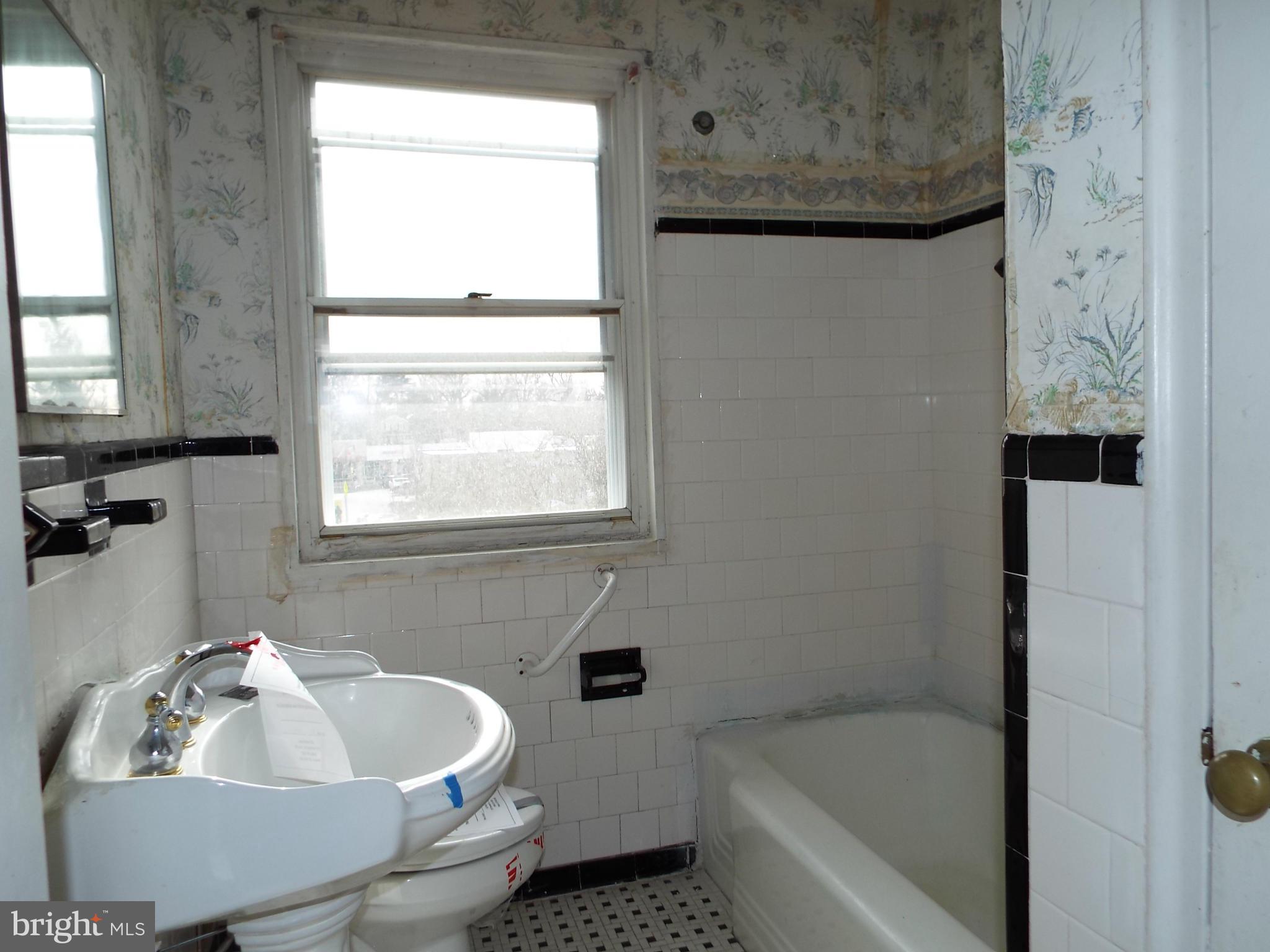 5400 Addington Road Baltimore, MD 21229 - Photo 10 of 13 Bath