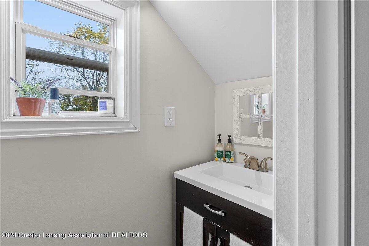 2558 Gilbert Road Lansing, MI 48911 - Photo 37 of 42 41-Media Jett - 41