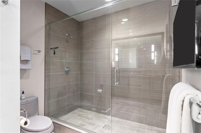 a view of a yard with a house