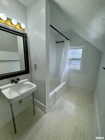 $900 | 2325 McKinley Avenue, Davenport, IA 52802