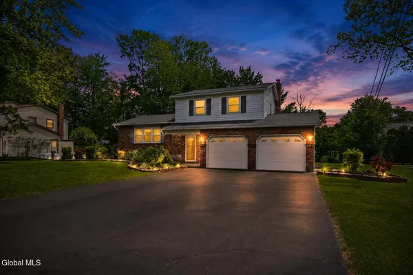 $409,900 | 756 Hampshire Seat, Niskayuna, NY 12309