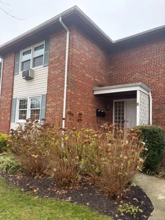 $2,750 | 6 Windermere Place, Unit 10, Rockville Centre, NY 11570