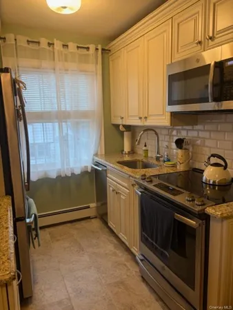 $2,750 | 6 Windermere Place, Unit 10, Rockville Centre, NY 11570