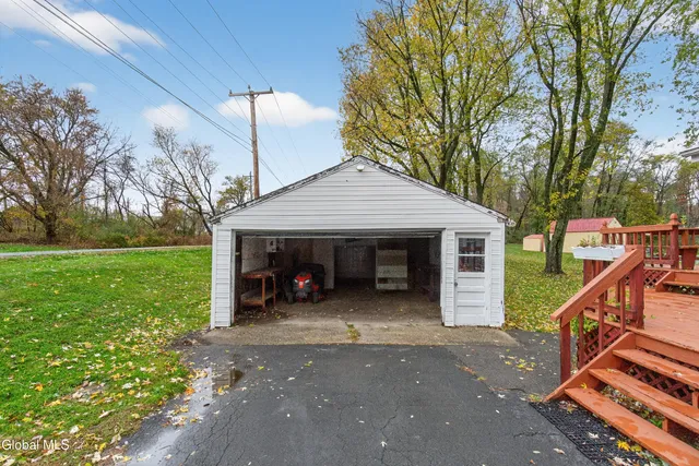 $250,000 | 3 Old Troy Road, East Greenbush, NY 12061