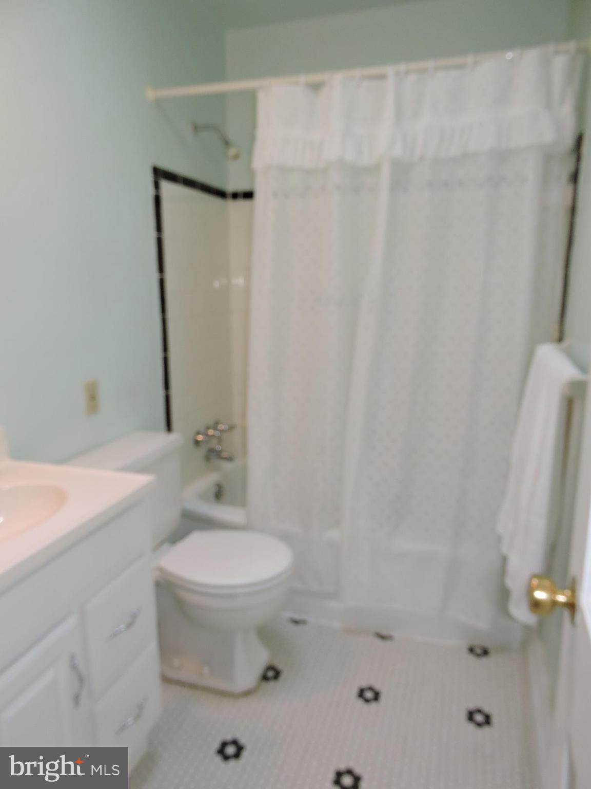 8314 Hillendale Road Baltimore, MD 21234 - Photo 12 of 25 Hall Bath