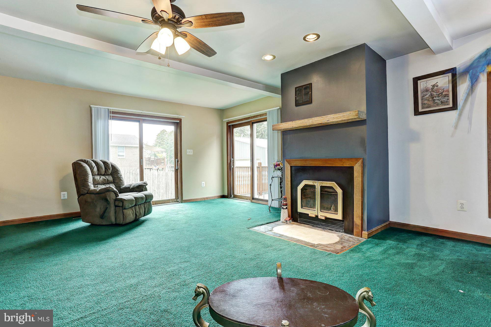 930 Oakleigh Beach Road Baltimore, MD 21222 - Photo 7 of 23 Living Room