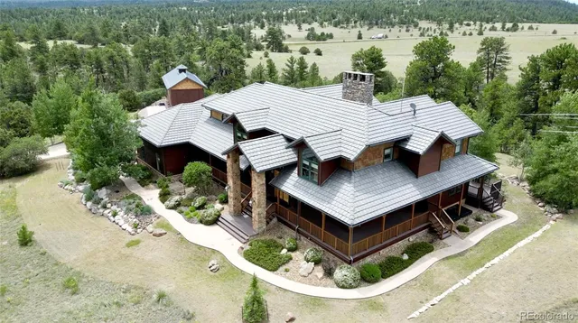 a view of a dinning table and chairs in the terrace