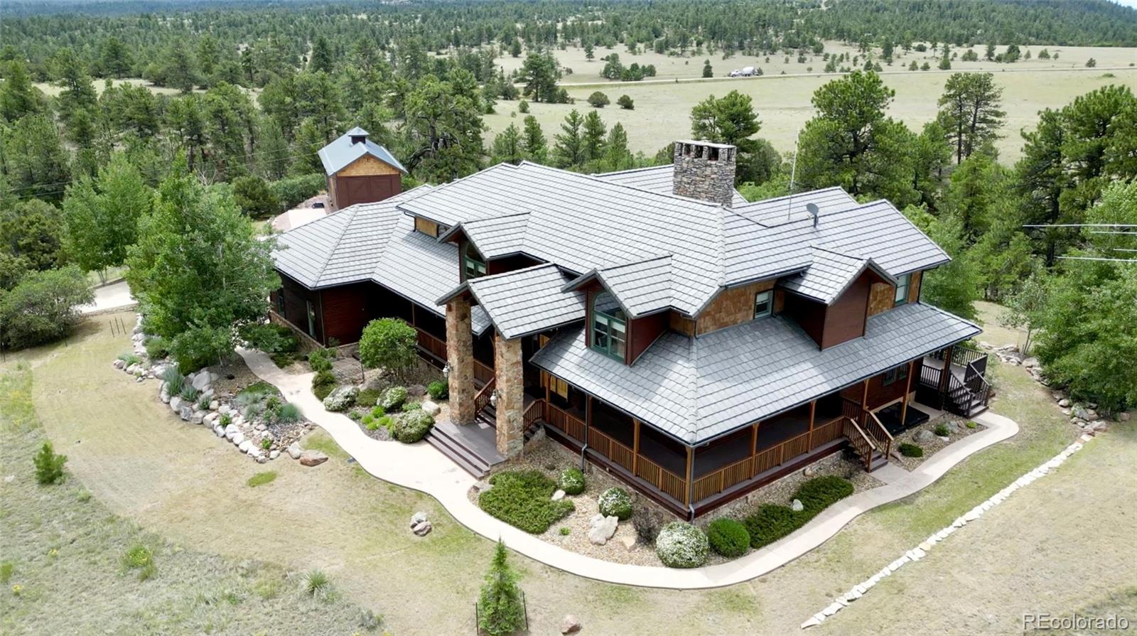 a view of a dinning table and chairs in the terrace