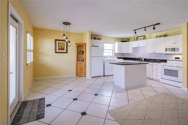 $1,500 | 11 Vista Palm Lane, Unit 203, Vero Beach, FL 32962