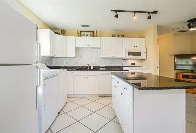 $1,500 | 11 Vista Palm Lane, Unit 203, Vero Beach, FL 32962