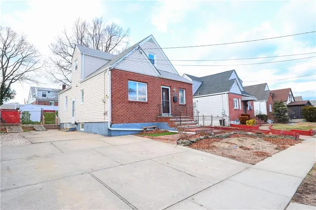 a view of a house with yard