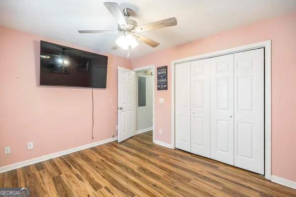 a view of a livingroom with an empty space & a ceiling fan