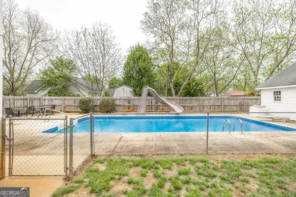 a view of a backyard