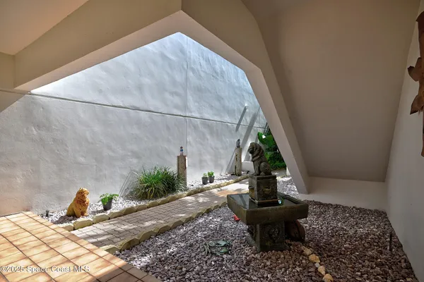 a view of yard with green space