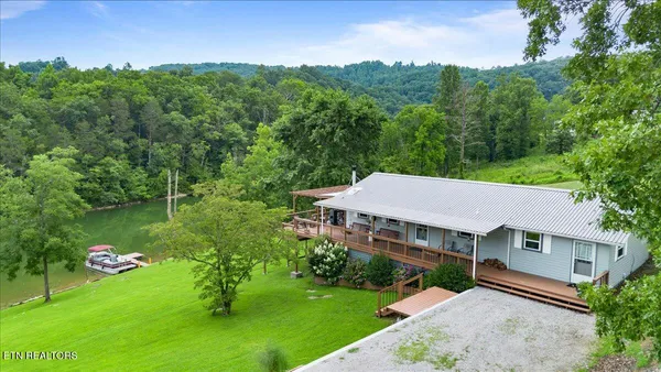 $525,000 | 203 Wagon Lane, Speedwell, TN 37870
