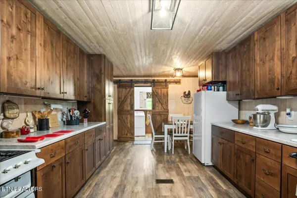 $525,000 | 203 Wagon Lane, Speedwell, TN 37870