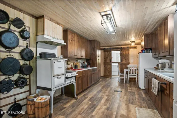 $525,000 | 203 Wagon Lane, Speedwell, TN 37870