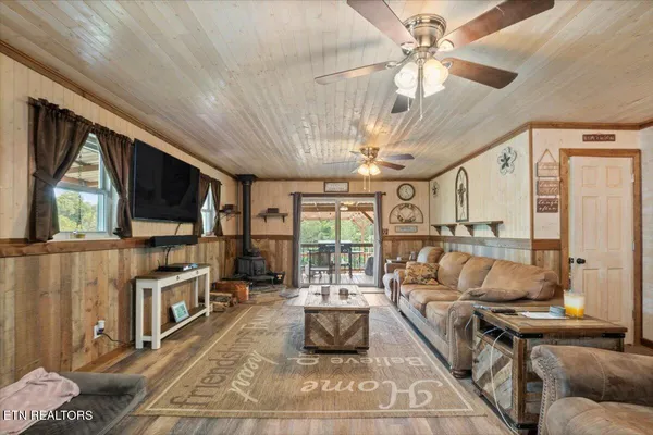 $525,000 | 203 Wagon Lane, Speedwell, TN 37870