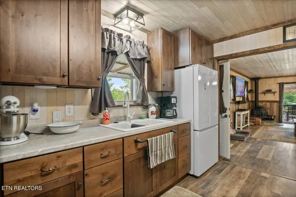 $525,000 | 203 Wagon Lane, Speedwell, TN 37870