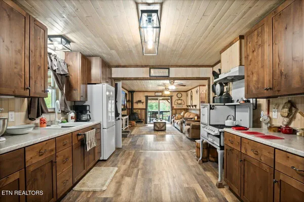 $525,000 | 203 Wagon Lane, Speedwell, TN 37870