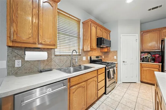 $360,000 | 510 Poplar Vista Lane, Arlington, TX 76002