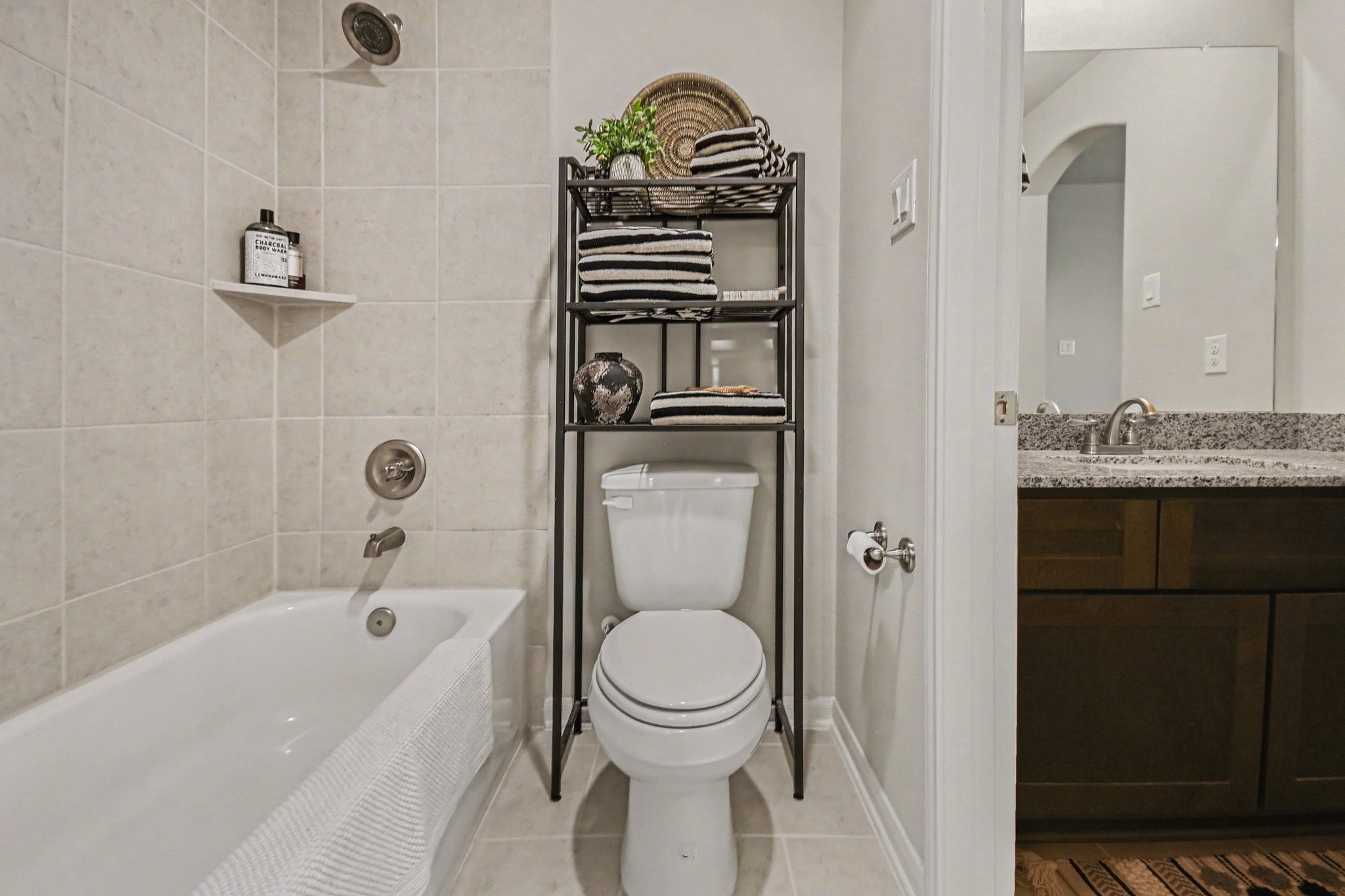 641 Kickapoo Court Webster, TX 77598 - Photo 31 of 39 Upstairs full Jack and Jill bathroom