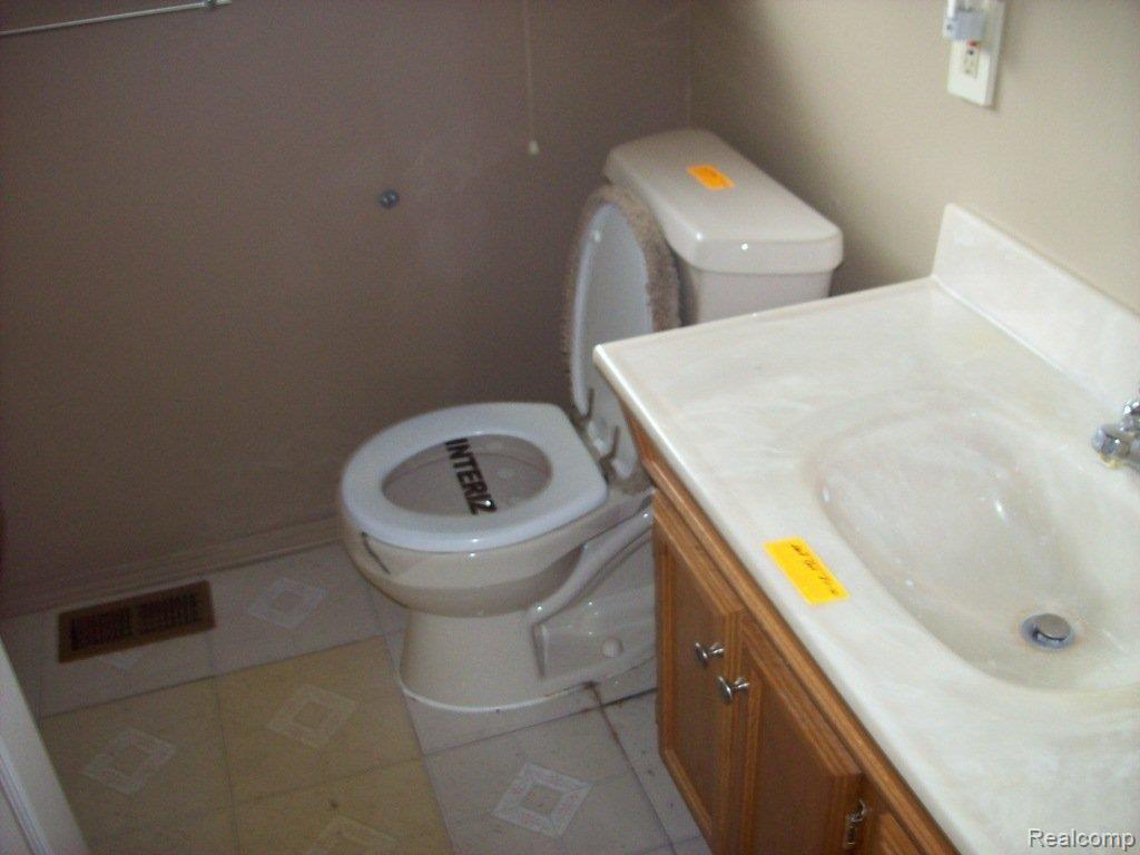 23872 West Lebost Novi, MI 48375 - Photo 17 of 22 100_5248