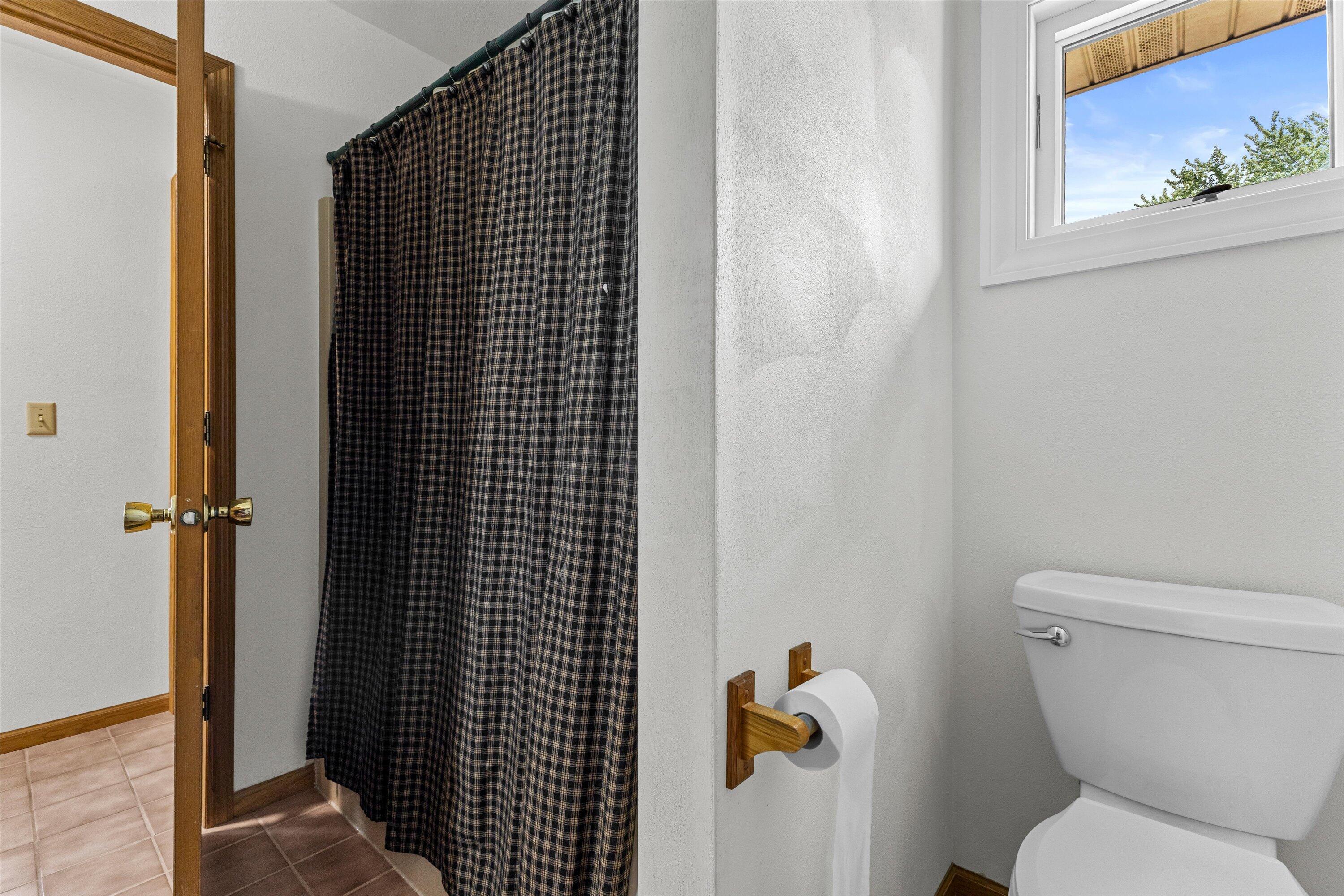N6640 Laural Road Elkhorn, WI 53121 - Photo 21 of 31 Second Full Bathroom