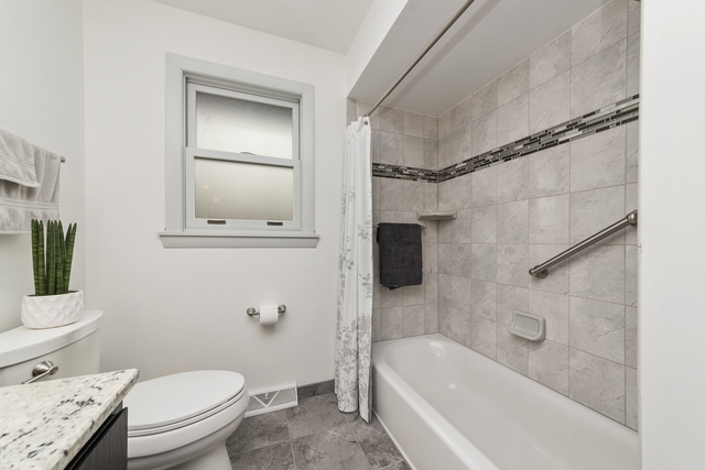 10700 Austin Avenue Chicago Ridge, IL 60415 - Photo 11 of 19 a bathroom with a toilet a sink and bathtub