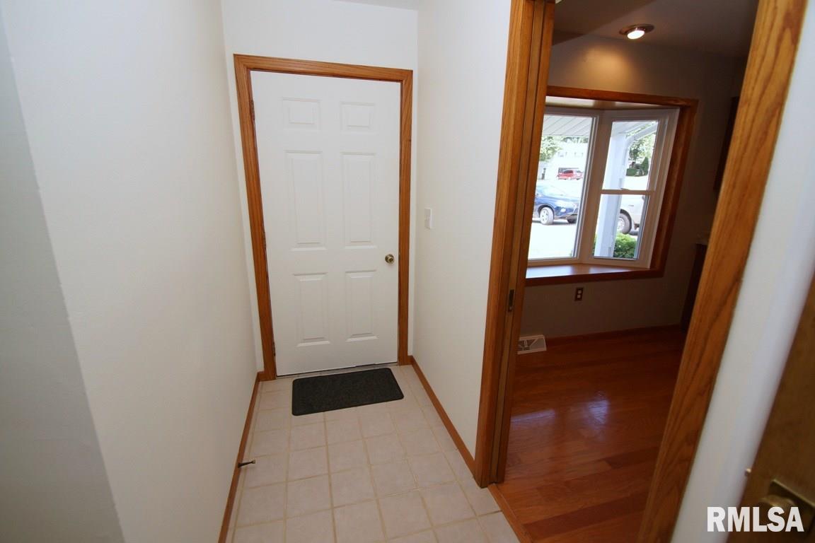 1611 Middle Road Bettendorf, IA 52722 - Photo 17 of 24 Gallery Image 17