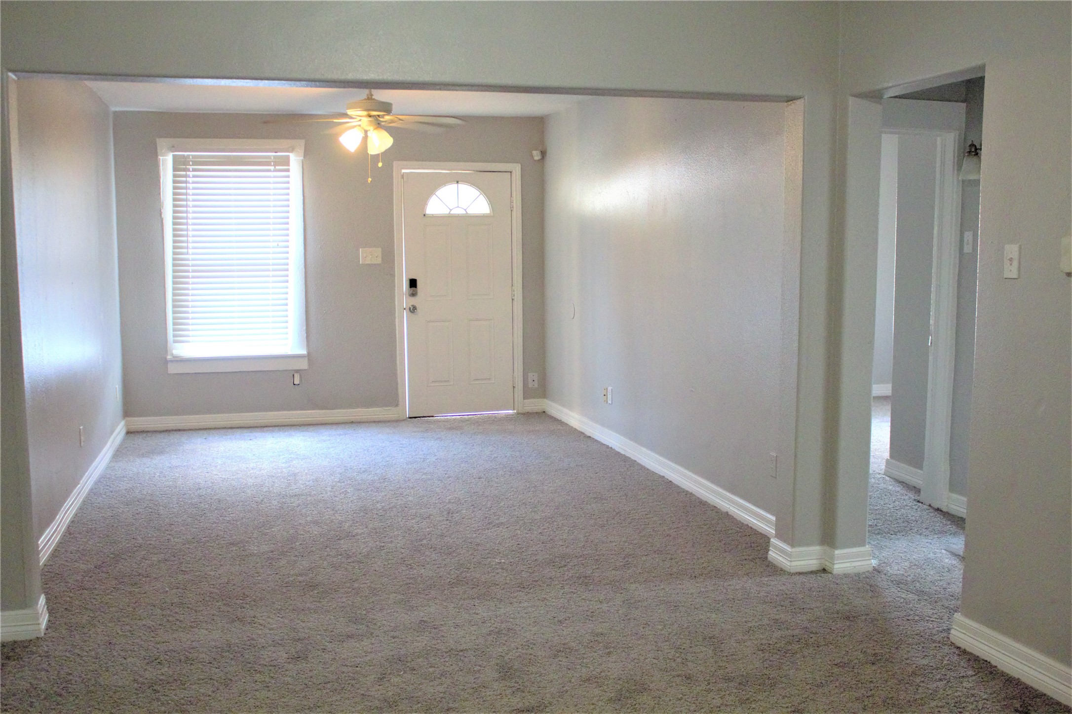 3314 Holman Street Houston, TX 77004 - Photo 5 of 7 an empty room with windows and closet