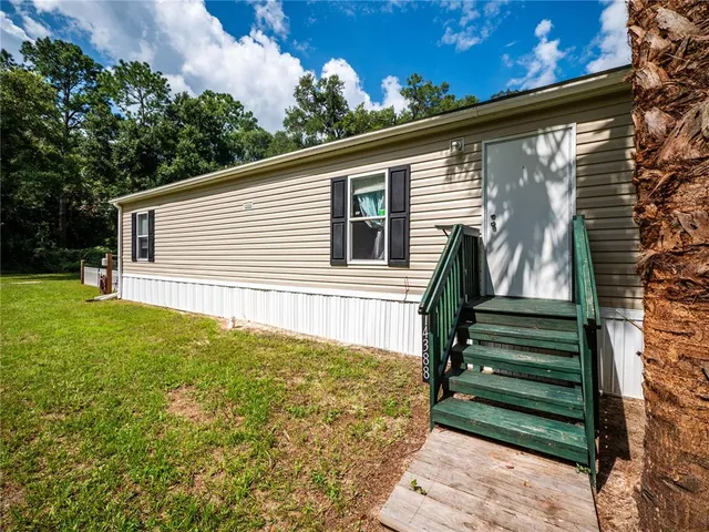 a view of entryway with a front door
